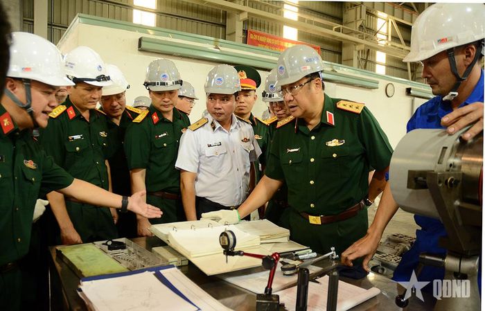 Thượng tướng Phạm Hoài Nam kiểm tra hoạt động sản xuất tại Tổng công ty Ba Son.