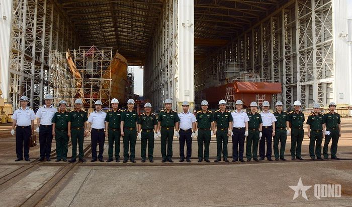Thượng tướng Phạm Hoài Nam cùng đoàn công tác chụp ảnh với lãnh đạo Tổng công ty Ba Son.