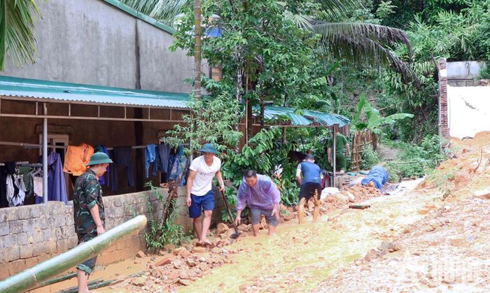 Đất đá sạt lở xuống nhà dân tại xã Quan Sơn.