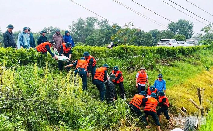 Ban CHQS xã Yên Định tham gia xử lý sự cố đê điều trên địa bàn.