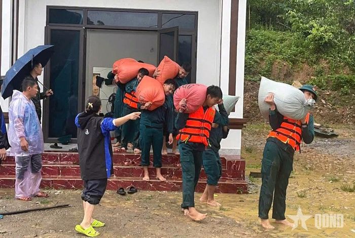 Giúp dân vận chuyển lương thực đến nơi an toàn.