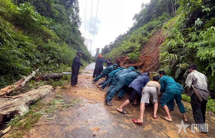 Tổ chức lực lượng thông tuyến các vị trí giao thông chia cắt.