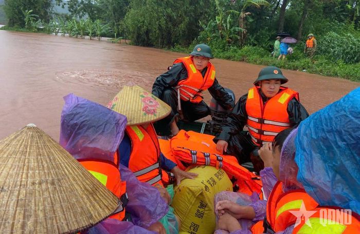 LLVT tỉnh Lạng Sơn dùng xuồng máy đưa người dân ra khỏi khu vực ngập sâu.
