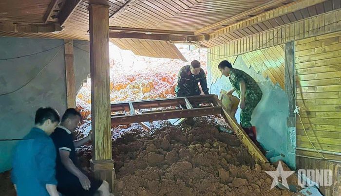 Cán bộ, chiến sĩ LLVT tỉnh Lạng Sơn giúp người dân khắc phục hậu quả sạt lở đất. 