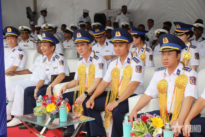 Các đại biểu tại lễ đón. 