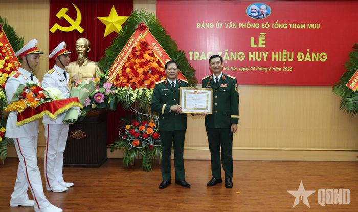 Đại tướng Nguyễn Tân Cương trao chứng nhận Huy hiệu 35 năm tuổi Đảng tặng Thiếu tướng Trần Tuấn Hùng, Bí thư Đảng ủy, Chánh văn phòng Bộ Tổng Tham mưu.