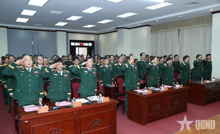 Các đại biểu thực hiện nghi thức chào cờ.