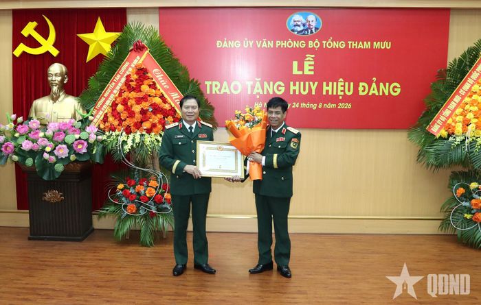 Đại tướng Nguyễn Tân Cương trao chứng nhận Huy hiệu 35 năm tuổi Đảng và hoa tặng Thượng tướng Nguyễn Văn Nghĩa.