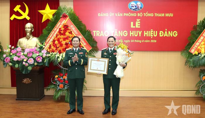 Đại tướng Nguyễn Tân Cương trao chứng nhận Huy hiệu 35 năm tuổi Đảng và hoa tặng Thượng tướng Phạm Trường Sơn.