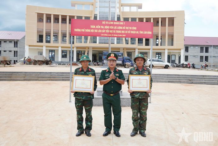 Trung tướng Trần Vinh Ngọc trao khen thưởng tặng các tập thể, cá nhân trong tham gia xây dựng công trình.