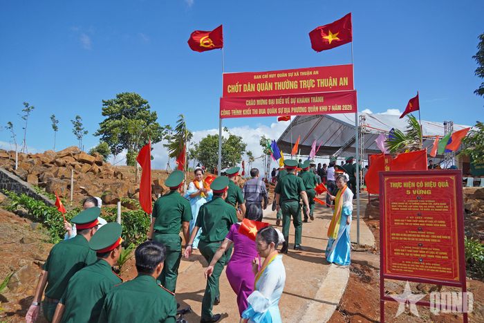 Các đại biểu tham quan công trình và chốt dân quân thường trực.