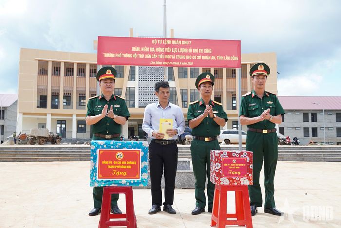 Đại diện Bộ tư lệnh TP Hồ Chí Minh, Bộ CHQS TP Đồng Nai, Bộ CHQS tỉnh Tây Ninh trao quà tặng Trường Phổ thông nội trú liên cấp Tiểu học và Trung học cơ sở Thuận An.