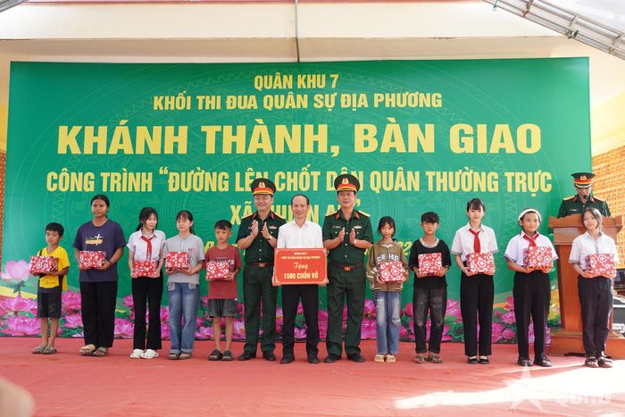 Các đơn vị trong khối thi đua Quân sự địa phương Quân khu 7 chăm lo học sinh có hoàn cảnh khó khăn của xã Thuận An.
