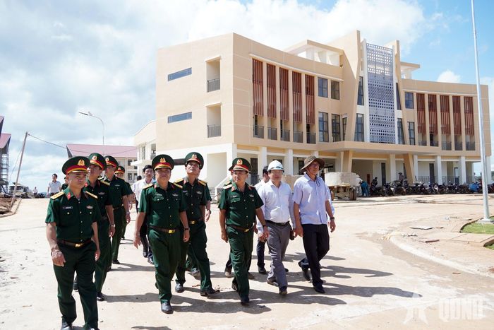 Trung tướng Trần Vinh Ngọc cùng đoàn công tác kiểm tra tiến độ thi công công trình Trường Phổ thông nội trú liên cấp Tiểu học và Trung học cơ sở Thuận An (xã Thuận An).
