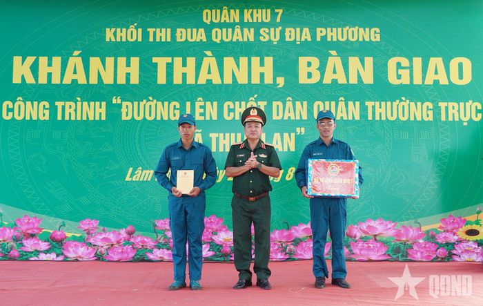 Trung tướng Trần Vinh Ngọc trao quà tặng cán bộ, chiến sĩ chốt dân quân thường trực xã Thuận An.
