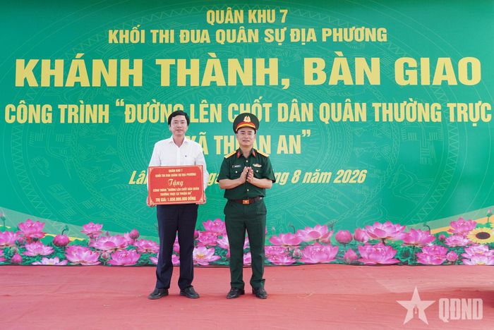 Đại diện đơn vị khối trưởng Khối thi đua Quân sự địa phương Quân khu 7 trao công trình tặng xã Thuận An.