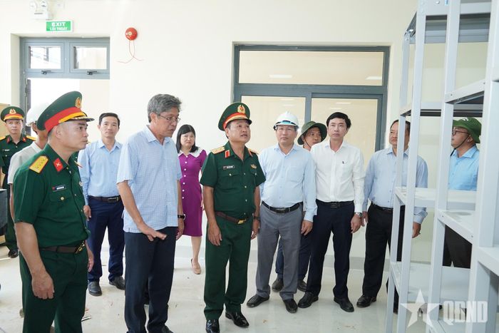 Đoàn công tác kiểm tra cơ sở vật chất sẵn sàng đưa vào phục vụ việc dạy và học của nhà trường.