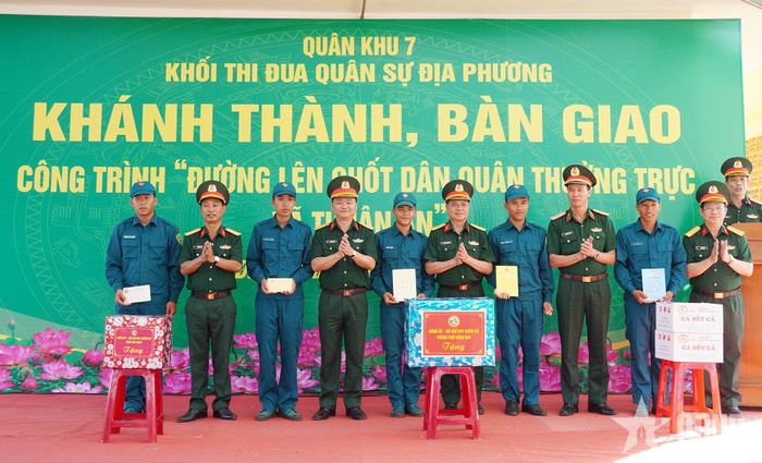 Các đơn vị trong khối thi đua Quân sự địa phương Quân khu 7 và các doanh nghiệp trao quà tặng cán bộ, chiến sĩ chốt dân quân thường trực xã Thuận An.