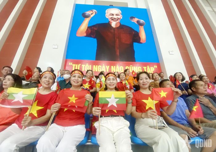  Sắc màu trên khán đài của cổ động viên Việt Nam.