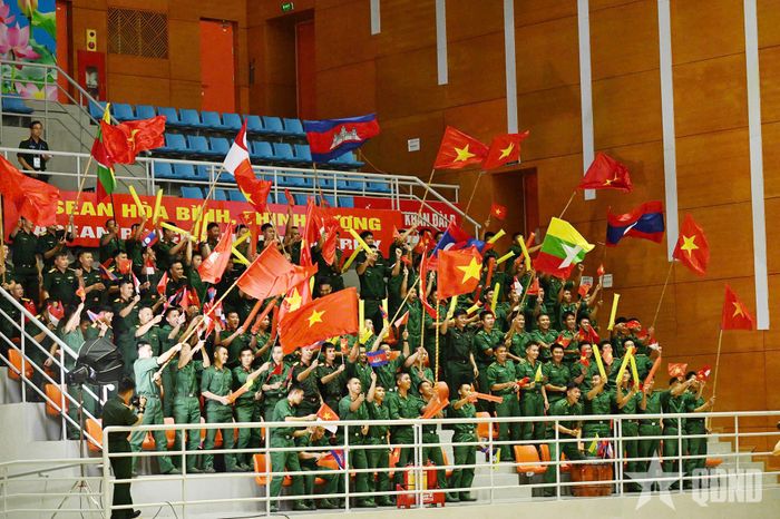 Sự sôi động trên khán đài.