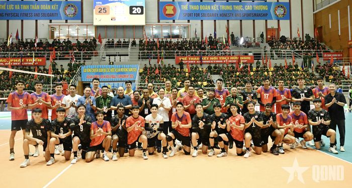 Thủ trưởng Bộ Tổng Tham mưu chụp ảnh cùng các tuyển thủ của hai đội.
