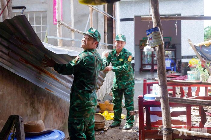  Cán bộ, chiến sĩ Đồn Biên phòng Lai Hòa, Bộ đội Biên phòng TP Cần Thơ giúp dân khắc phục hậu quả lốc xoáy. 