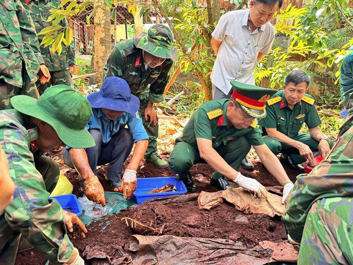 Lực lượng chức năng quy tập hài cốt liệt sĩ tại ấp Lộc Tâm, xã Lộc Tấn.