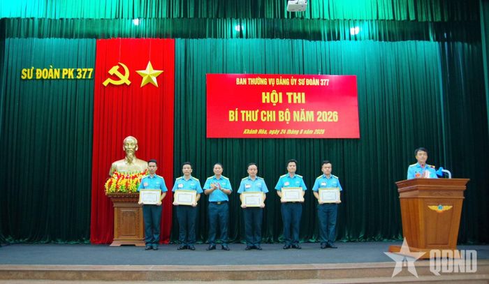 Thủ trưởng Sư đoàn 377 trao thưởng tặng các đồng chí có thành tích xuất sắc trong hội thi.