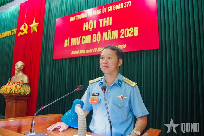 Đại tá Vũ Cao Thép, Bí thư Đảng ủy, Chính ủy Sư đoàn 377 phát biểu chỉ đạo.