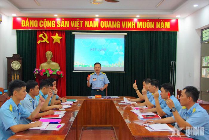 Bí thư Chi bộ Ban Chính trị, Trung đoàn 274 chủ trì hội nghị ra nghị quyết lãnh đạo công tác cán bộ.