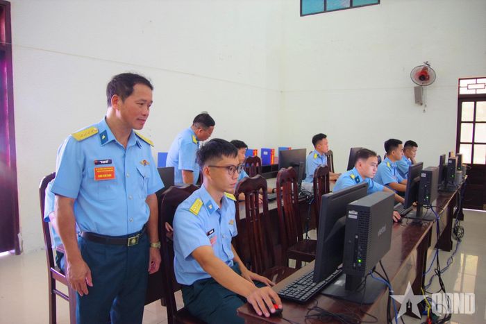 Thí sinh thi nhận thức chuyên ngành trên phần mềm Bình dân học vụ số.