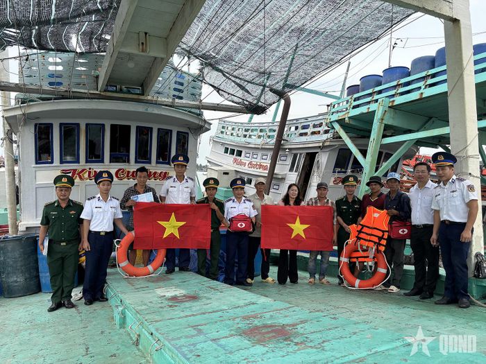  Đại diện Hải đoàn 42 trao tặng cờ Tổ quốc và túi thuốc y tế cho ngư dân. 