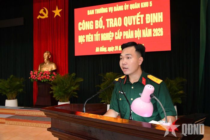  Trung úy Hồ Ngọc Hoàng, Học viên Trường Sĩ quan Chính trị, đại diện học viên tốt nghiệp ra trường, phát biểu.