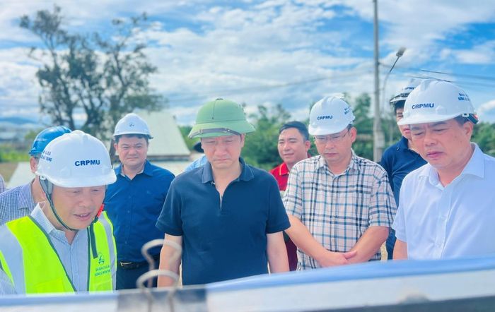 Đoàn công tác của Cục Đường bộ Việt Nam tại dự án Quốc lộ 14E.