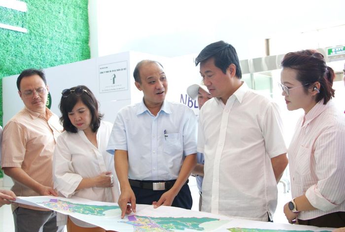 Phó Chủ tịch UBND thành phố Đà Nẵng Lê Quang Nam (thứ ba từ trái qua) trao đổi với Thứ trưởng Bộ Xây dựng Nguyễn Tường Văn (thứ hai từ phải qua) về định hướng phát triển Sân bay Chu Lai.