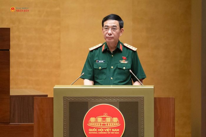 Phó Thủ tướng Chính phủ, Bộ trưởng Bộ Quốc phòng, Đại tướng Phan Văn Giang trình bày Báo cáo tiếp thu, giải trình và chỉnh lý dự thảo Luật sửa đổi, bổ sung một số điều của 9 luật về quân sự, quốc phòng.
