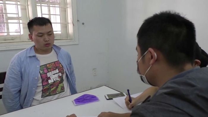 Đối tượng Xiao Qui Ping tại cơ quan điều tra.