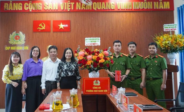 Lãnh đạo phường Ngũ Hành Sơn trao thưởng đột xuất cho tập thể Công an phường Ngũ Hành Sơn và Đội Điều tra phòng ngừa, đấu tranh tội phạm xâm phạm sở hữu thuộc Phòng Cảnh sát hình sự Công an TP Đà Nẵng.