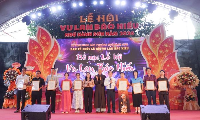 Ban Tổ chức trao Bằng ghi nhận và thư cảm ơn cho các tập thể, cá nhân có nhiều đóng góp trong công tác tổ chức lễ hội.
