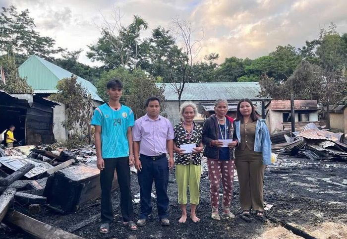 Lãnh đạo xã Tây Giang và người dân địa phương hỗ trợ một phần khó khăn cho hai hộ dân.