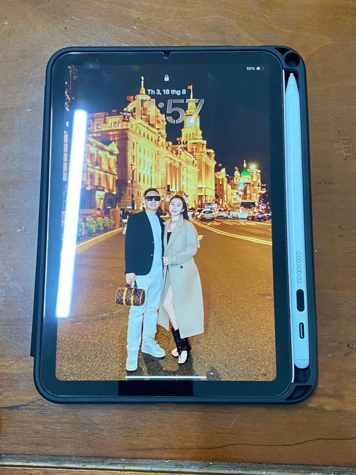 Xe mô-tô, chiếc laptop Dell và Ipad tang vật vụ trộm.