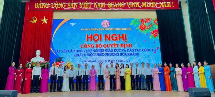 Lãnh đạo phường Hòa Khánh chụp ảnh cùng lãnh đạo các cơ sở giáo dục vừa được bổ nhiệm tại lễ công bố sáng ngày 24-8.