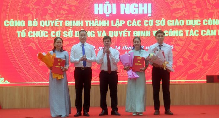 Trưởng Ban Nội chính Thành ủy Võ Công Chánh và Bí thư Đảng ủy phường An Khê Nguyễn Lê Mậu Cường trao quyết định thành lập các tổ chức cơ sở đảng.