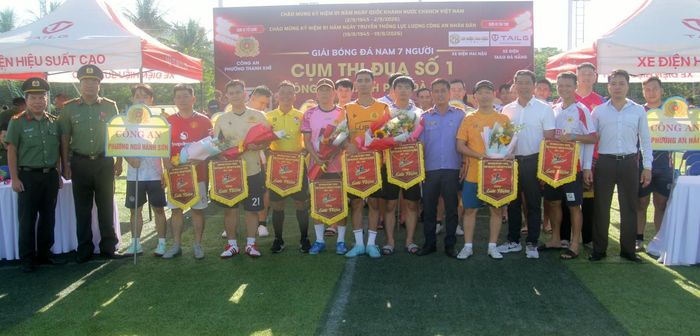 Ban Tổ chức tặng hoa và cờ lưu niệm cho các đơn vị tham dự giải.
