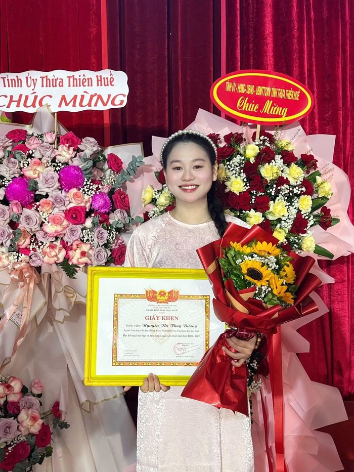 Thùy Dương nhận giấy khen của Giám đốc ĐH Huế vì đạt kết quả học tập và rèn luyện xuất sắc nhất, năm học 2023 - 2024.