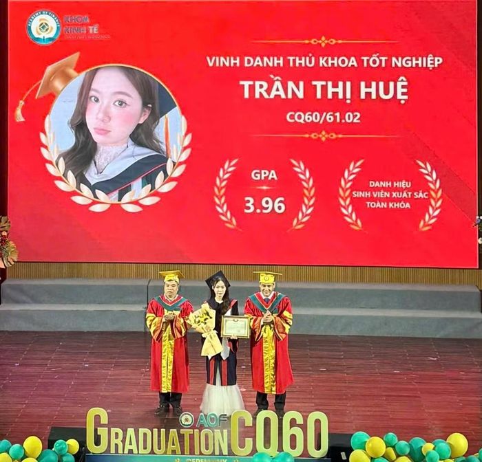 Trần Thị Huệ, Thủ khoa tốt nghiệp Khoa Kinh tế, Học viện Tài chính, với GPA 3.96/4.0 và danh hiệu 'Sinh viên Xuất sắc' toàn khóa 2022 - 2026.