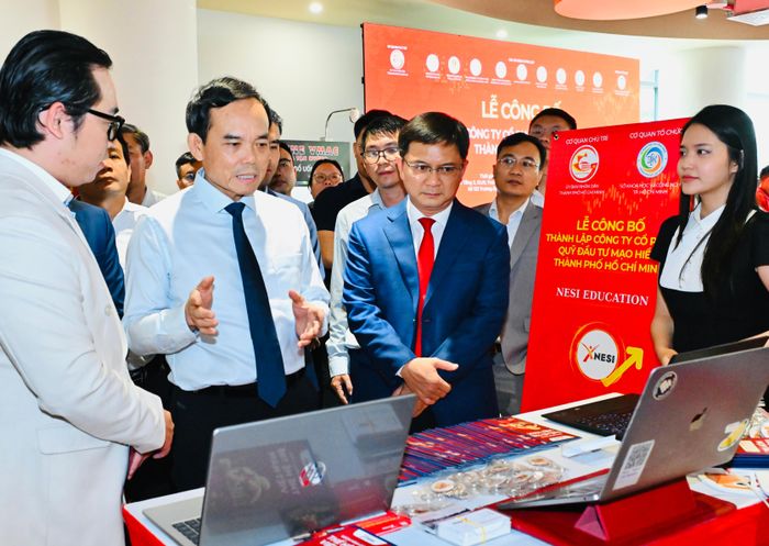  Bí thư Thành ủy TPHCM Trần Lưu Quang tham quan gian hàng công nghệ được triển lãm tại lễ ra mắt Công ty cổ phần Quỹ Đầu tư mạo hiểm TPHCM, ngày 17-4. ẢNH: VIỆT DŨNG 