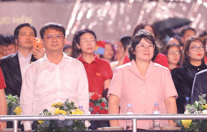  Phó Bí thư Thành ủy TPHCM Văn Thị Bạch Tuyết và Phó Chủ tịch UBND TPHCM Nguyễn Mạnh Cường tại chương trình 
