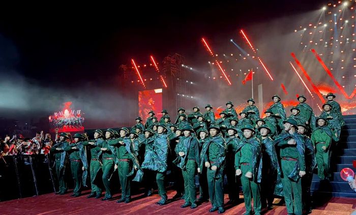  Liên khúc "Tiến về Sài Gòn - Đất nước trọn niềm vui". Ảnh: QUANG THẮNG 