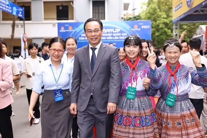  Bộ trưởng Bộ GD-ĐT Hoàng Minh Sơn cùng giáo viên và học sinh tại “Ngày hội Khởi nghiệp quốc gia của học sinh, sinh viên lần thứ VIII năm 2026”, ngày 18-4. Ảnh: ĐÌNH TUỆ 